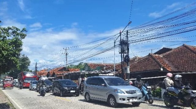 Kepadatan arus mudik di jalur Linggapura Tonjong Brebes menjelang Lebaran 2026