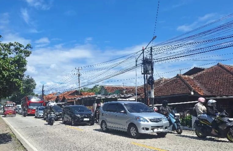 Kepadatan arus mudik di jalur Linggapura Tonjong Brebes menjelang Lebaran 2026