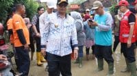 Wabup Brebes Wurja meninjau lokasi banjir Ketanggungan Brebes dan berdialog dengan warga terdampak