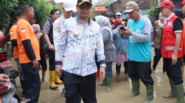 Wabup Brebes Wurja meninjau lokasi banjir Ketanggungan Brebes dan berdialog dengan warga terdampak