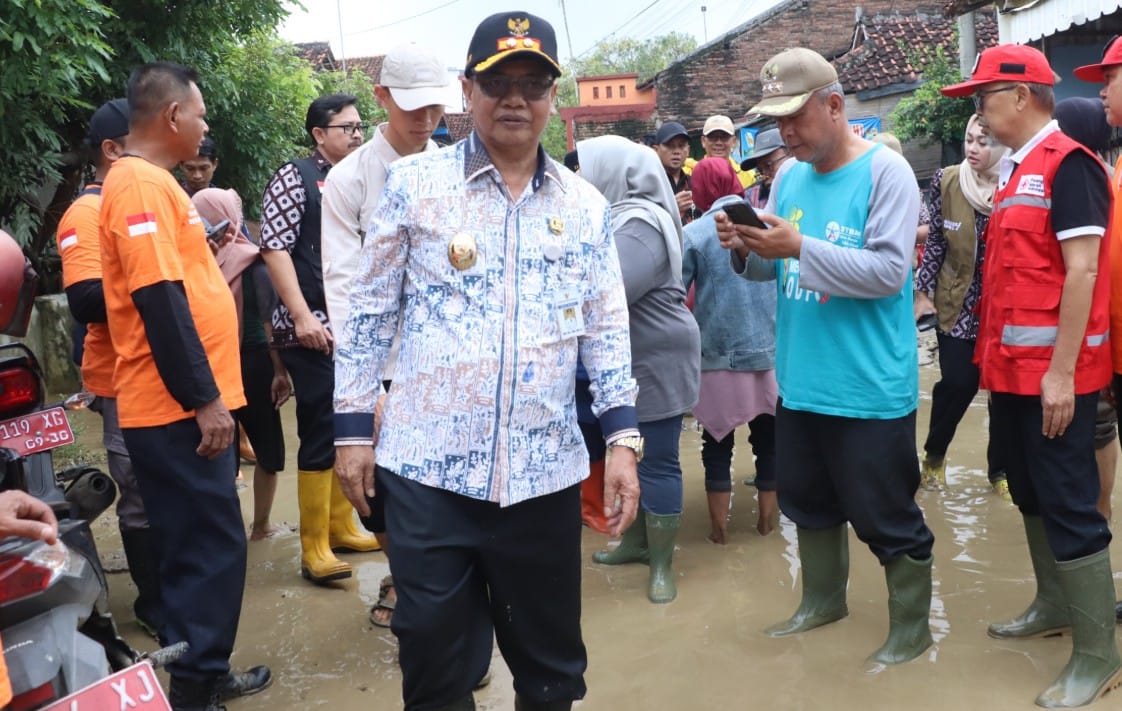 Wabup Brebes Wurja meninjau lokasi banjir Ketanggungan Brebes dan berdialog dengan warga terdampak