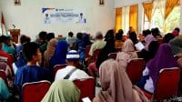 Bupati Brebes Paramitha Widya Kusuma menyerahkan bantuan bencana Brebes berupa sembako kepada warga terdampak di BumiayuBupati Brebes Paramitha Widya Kusuma menyerahkan bantuan bencana Brebes berupa sembako kepada warga terdampak di Bumiayu
