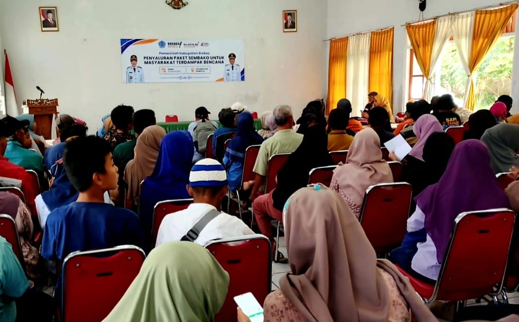 Bupati Brebes Paramitha Widya Kusuma menyerahkan bantuan bencana Brebes berupa sembako kepada warga terdampak di BumiayuBupati Brebes Paramitha Widya Kusuma menyerahkan bantuan bencana Brebes berupa sembako kepada warga terdampak di Bumiayu