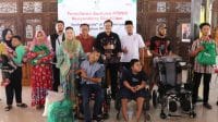Bupati Brebes Paramitha Widya Kusuma menyerahkan bantuan difabel Brebes kepada penyandang disabilitas di Pendopo Brebes