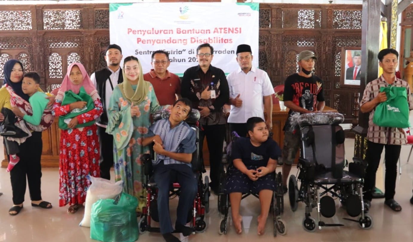 Bupati Brebes Paramitha Widya Kusuma menyerahkan bantuan difabel Brebes kepada penyandang disabilitas di Pendopo Brebes