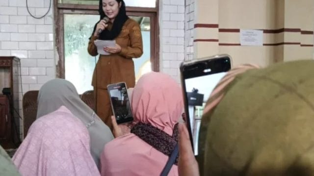 Bupati Brebes menyerahkan bantuan 1.000 paket beras di Ponpes Al Hikmah 1