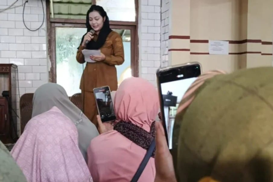 Bupati Brebes menyerahkan bantuan 1.000 paket beras di Ponpes Al Hikmah 1
