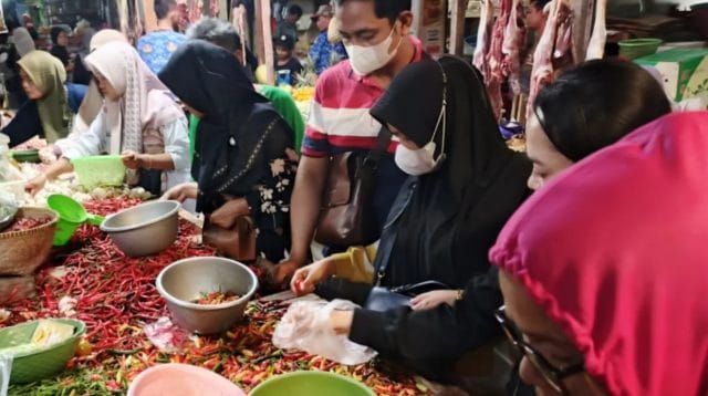 Pedagang melayani pembeli di Pasar Induk Bumiayu saat harga sembako Brebes naik jelang Lebaran