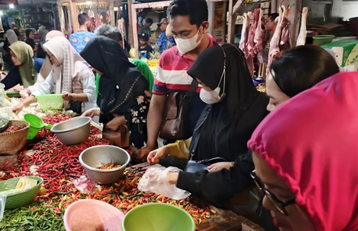 Pedagang melayani pembeli di Pasar Induk Bumiayu saat harga sembako Brebes naik jelang Lebaran