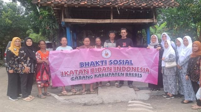 Pengurus IBI Brebes menyalurkan bantuan untuk korban banjir di Ketanggungan