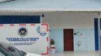 Petugas memeriksa dapur SPPG Banjarharjo usai temuan menu MBG berbelatung