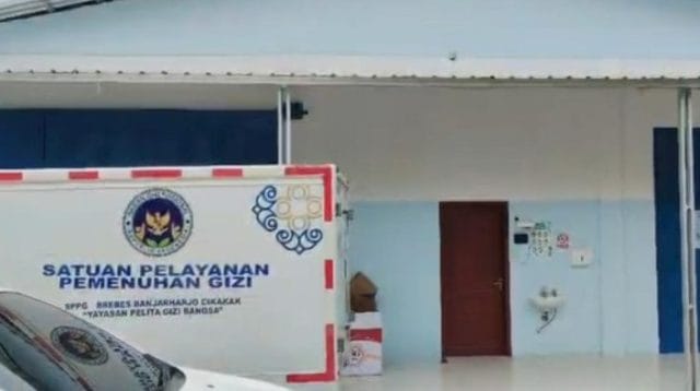 Petugas memeriksa dapur SPPG Banjarharjo usai temuan menu MBG berbelatung