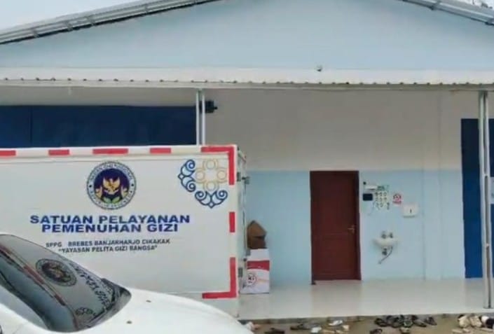 Petugas memeriksa dapur SPPG Banjarharjo usai temuan menu MBG berbelatung