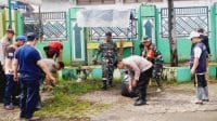 Personel Polsek Banjarharjo dan Muspika membersihkan Masjid Al Husna Banjarharjo Brebes