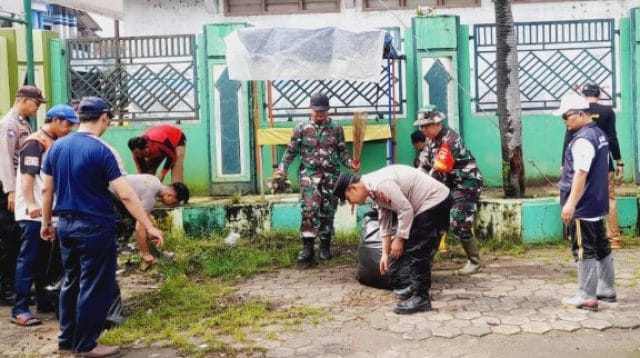 Personel Polsek Banjarharjo dan Muspika membersihkan Masjid Al Husna Banjarharjo Brebes