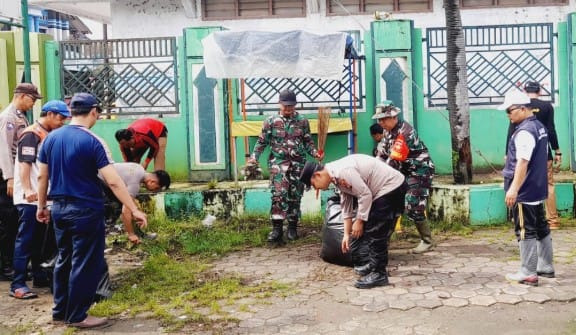 Personel Polsek Banjarharjo dan Muspika membersihkan Masjid Al Husna Banjarharjo Brebes