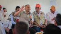 Gubernur Jateng Ahmad Luthfi meninjau lokasi longsor Paguyangan Brebes di jalan Desa Plompong