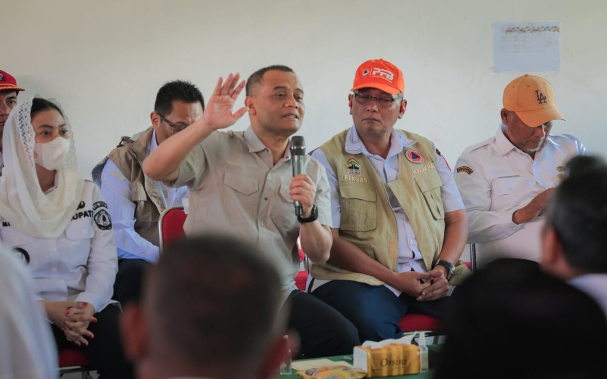 Gubernur Jateng Ahmad Luthfi meninjau lokasi longsor Paguyangan Brebes di jalan Desa Plompong