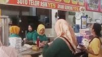 Pemudik memborong telur asin di pusat oleh-oleh khas Brebes di Jalur Pantura jelang Lebaran 2026