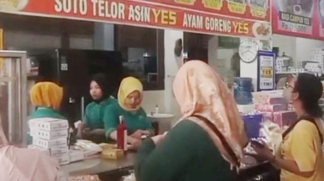 Pemudik memborong telur asin di pusat oleh-oleh khas Brebes di Jalur Pantura jelang Lebaran 2026