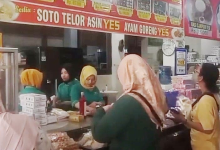 Pemudik memborong telur asin di pusat oleh-oleh khas Brebes di Jalur Pantura jelang Lebaran 2026
