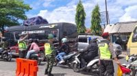Petugas kepolisian mengatur arus lalu lintas one way di jalur Selatan Brebes menjelang Lebaran 2026