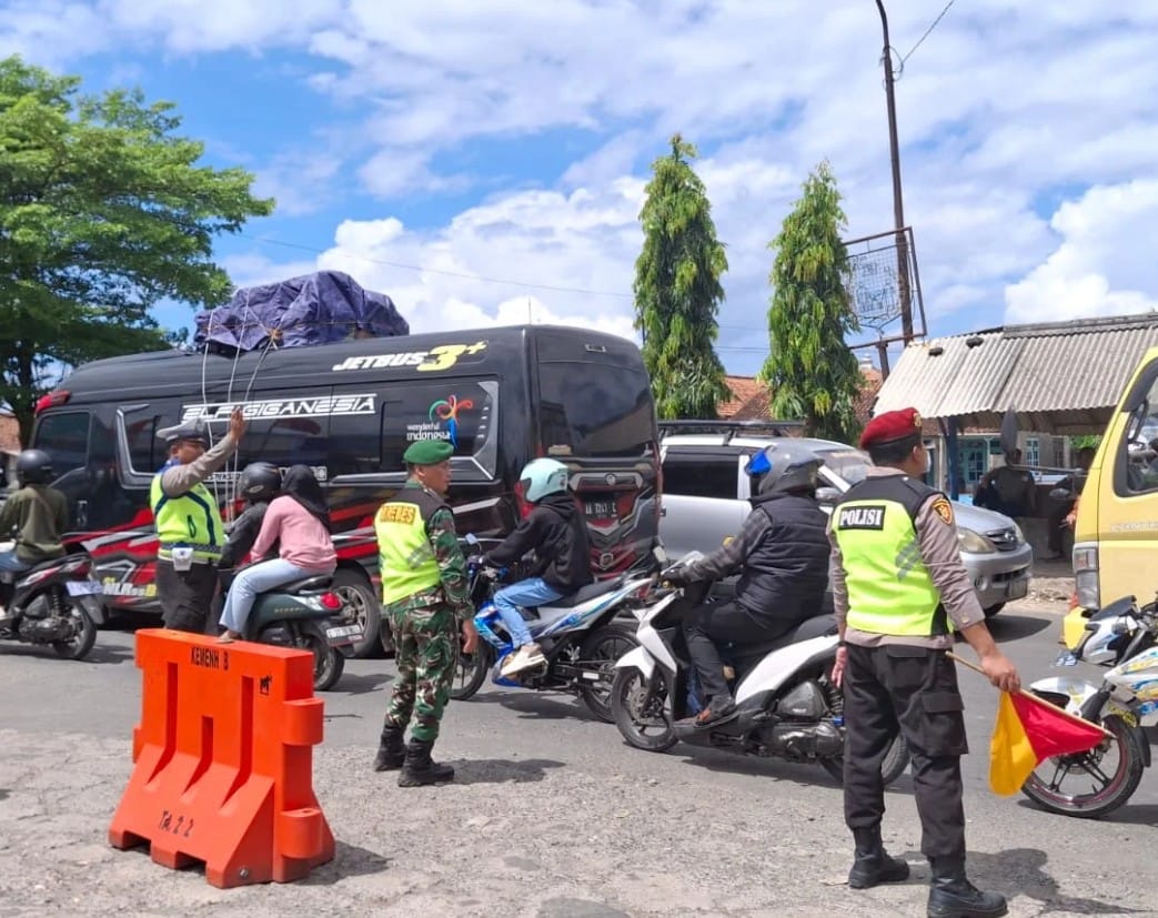 Petugas kepolisian mengatur arus lalu lintas one way di jalur Selatan Brebes menjelang Lebaran 2026