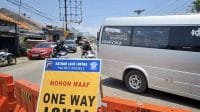 Polisi mengatur lalu lintas one way Ketanggungan Brebes di Perempatan Ciremai saat arus mudik Lebaran 2026