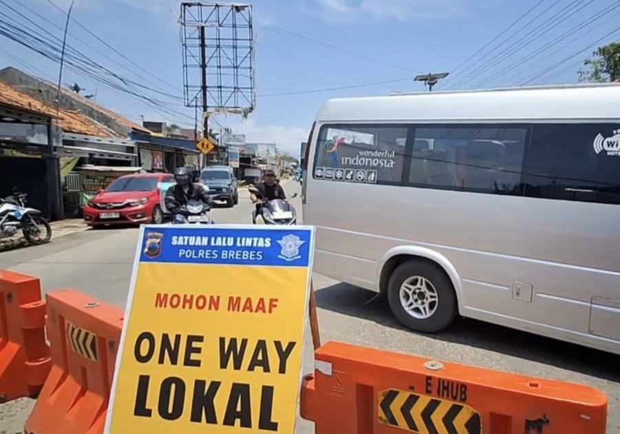Polisi mengatur lalu lintas one way Ketanggungan Brebes di Perempatan Ciremai saat arus mudik Lebaran 2026