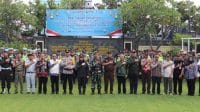 Bupati Brebes Paramitha Widya Kusuma memimpin apel gelar pasukan Operasi Ketupat Candi Brebes 2026