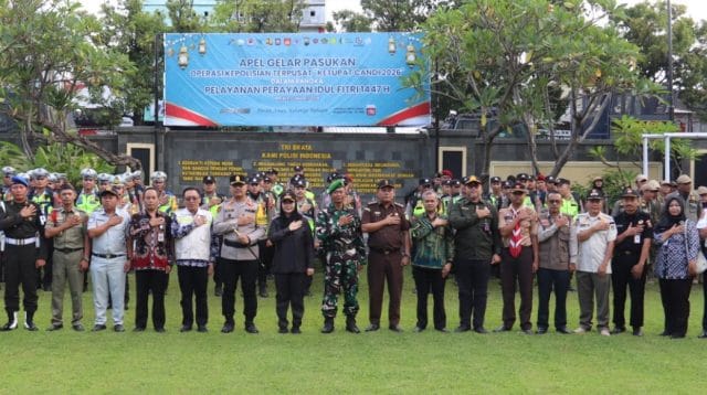Bupati Brebes Paramitha Widya Kusuma memimpin apel gelar pasukan Operasi Ketupat Candi Brebes 2026