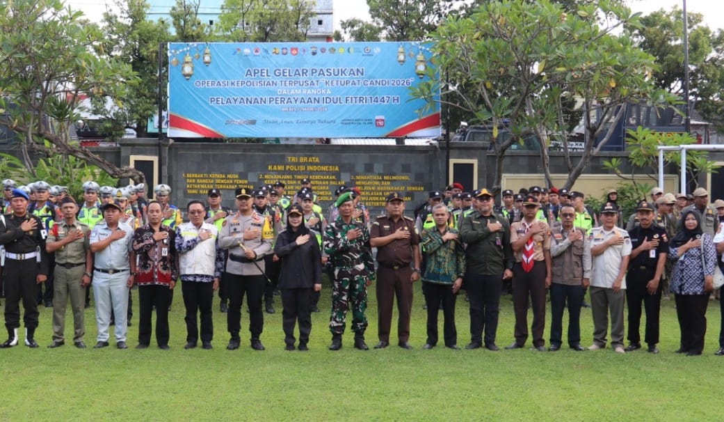 Operasi Ketupat Candi Brebes 2026 Apel Gelar Pasukan Bupati Brebes Paramitha Widya Kusuma memimpin apel gelar pasukan Operasi Ketupat Candi Brebes 2026