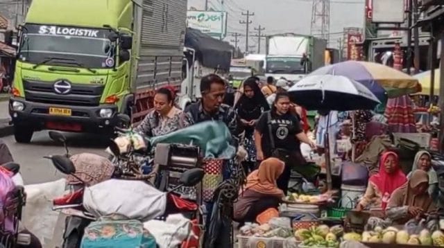 Kemacetan arus mudik di pasar tumpah Bulakamba Brebes jalur Pantura