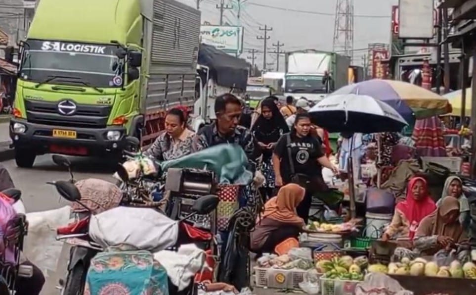 Kemacetan arus mudik di pasar tumpah Bulakamba Brebes jalur Pantura