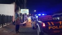 Personel Polsek Jatibarang Brebes melakukan patroli malam di kawasan pertokoan