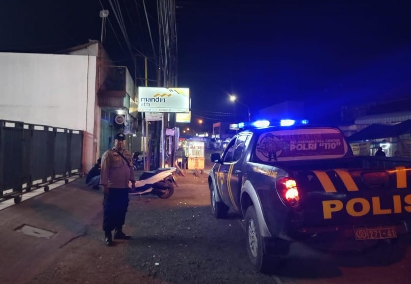 Personel Polsek Jatibarang Brebes melakukan patroli malam di kawasan pertokoan