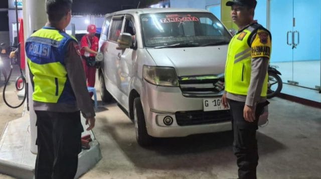 Personel Polsek Larangan melakukan patroli malam di kawasan objek vital Kecamatan Larangan Brebes