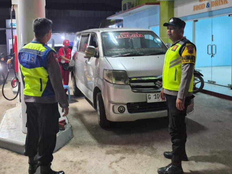 Personel Polsek Larangan melakukan patroli malam di kawasan objek vital Kecamatan Larangan Brebes