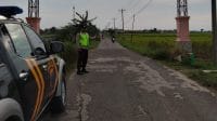 Personel Polsek Wanasari Brebes melakukan patroli sore menjelang berbuka puasa