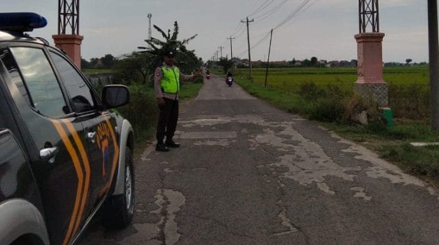 Personel Polsek Wanasari Brebes melakukan patroli sore menjelang berbuka puasa