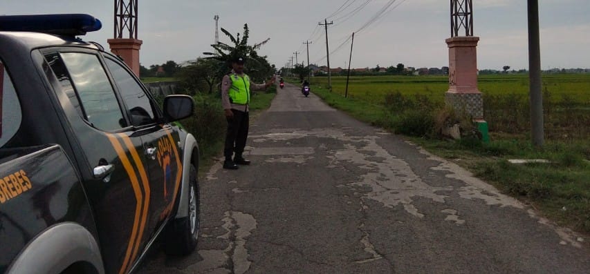 Personel Polsek Wanasari Brebes melakukan patroli sore menjelang berbuka puasa
