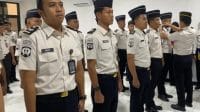 Kalapas Brebes menyematkan pangkat kepada pegawai Lapas Brebes