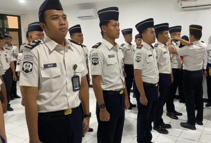 Kalapas Brebes menyematkan pangkat kepada pegawai Lapas Brebes
