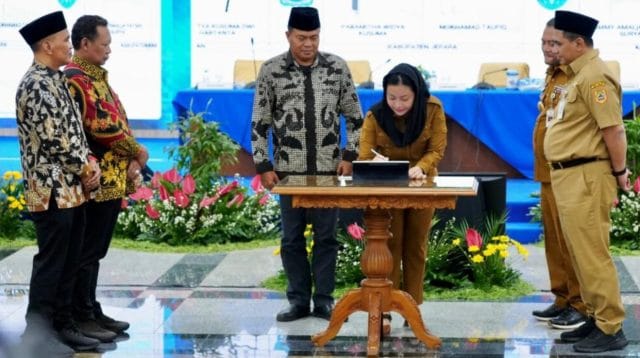 Gubernur Jawa Tengah Ahmad Luthfi bersama Wakil Ketua KPK Fitroh Rohcahyanto dalam Dialog Antikorupsi di Semarang