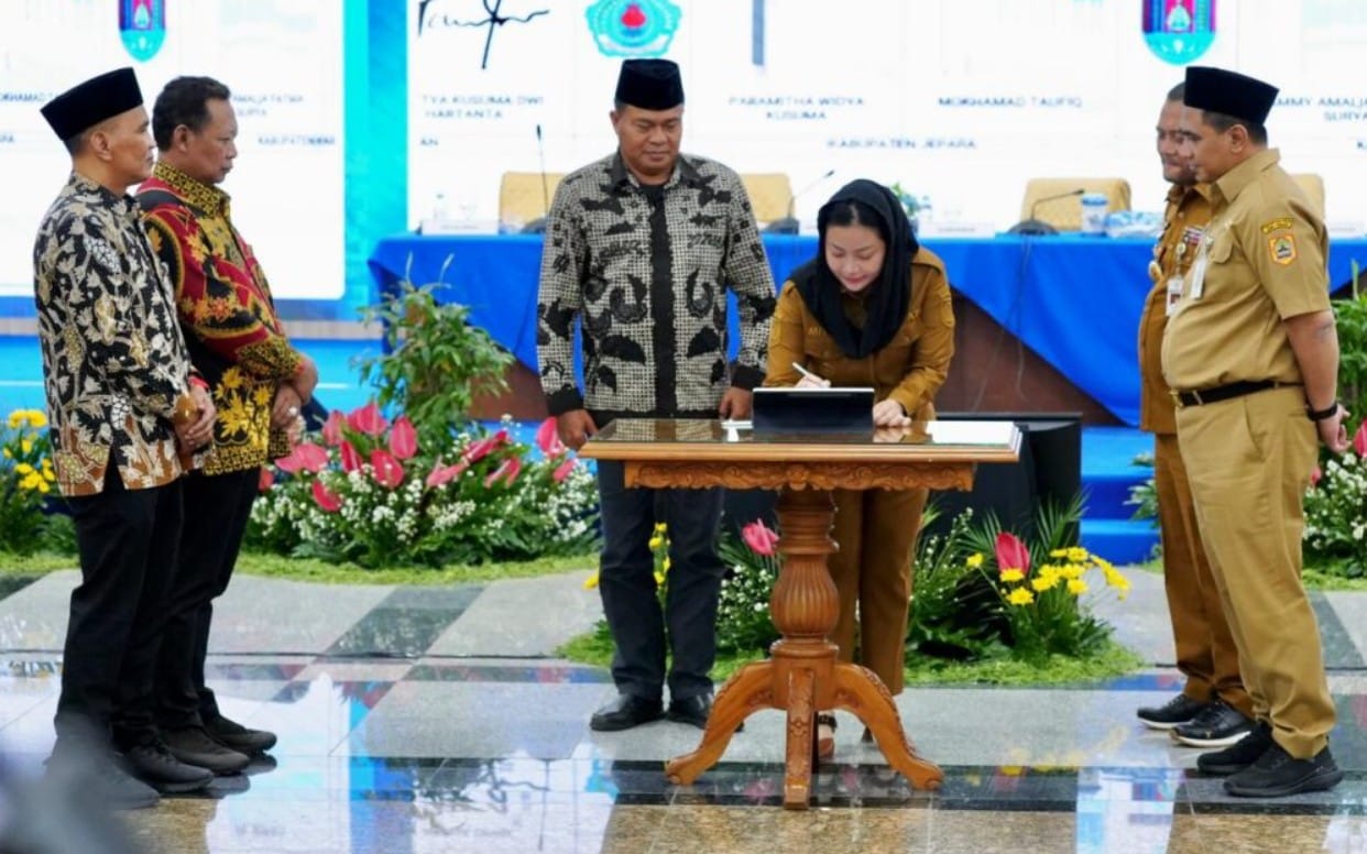 Gubernur Jawa Tengah Ahmad Luthfi bersama Wakil Ketua KPK Fitroh Rohcahyanto dalam Dialog Antikorupsi di Semarang