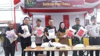 Kejari Brebes bersama Bupati dan Forkopimda melaksanakan pemusnahan barang bukti dari 33 perkara
