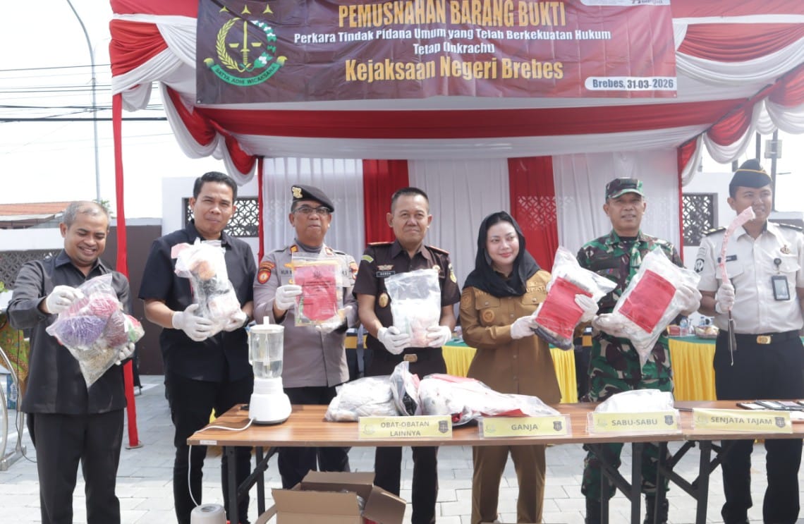 Kejari Brebes bersama Bupati dan Forkopimda melaksanakan pemusnahan barang bukti dari 33 perkara