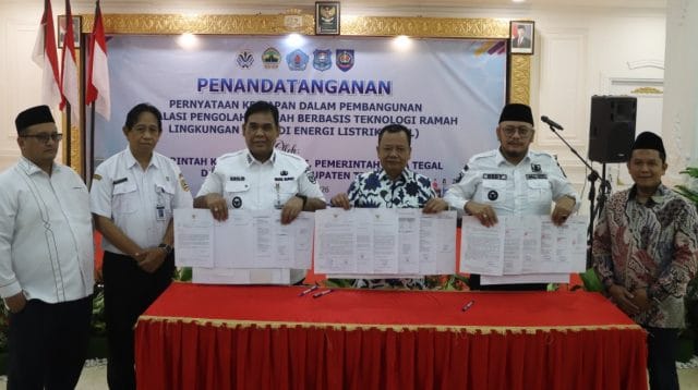 Penandatanganan kerja sama pengolahan sampah jadi energi listrik Tegal Raya oleh Brebes, Kota Tegal, dan Kabupaten Tegal