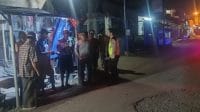 Personel Polsek Losari Brebes menertibkan obrok-obrok sahur di Desa Losari Kidul