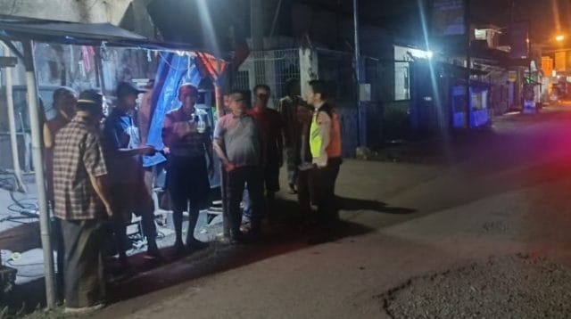 Personel Polsek Losari Brebes menertibkan obrok-obrok sahur di Desa Losari Kidul